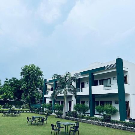 Hotel Whistling Greens Moga Extérieur photo