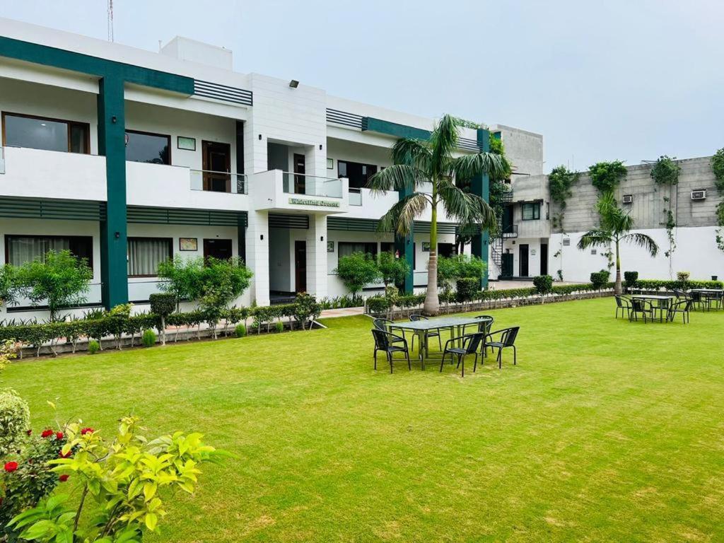 Hotel Whistling Greens Moga Extérieur photo