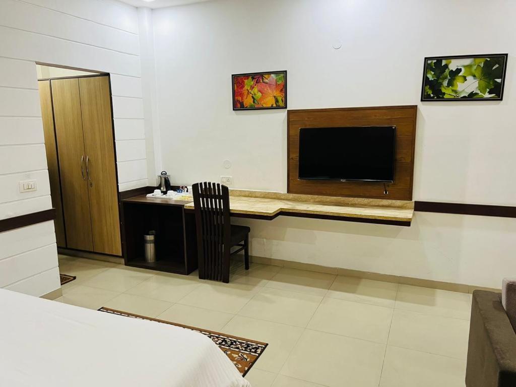 Hotel Whistling Greens Moga Extérieur photo