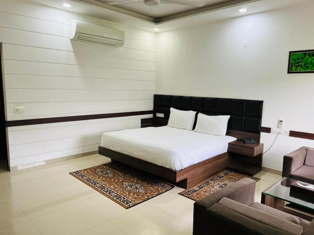 Hotel Whistling Greens Moga Extérieur photo