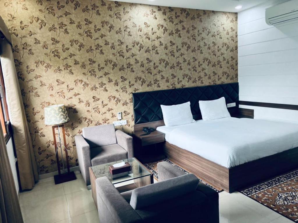 Hotel Whistling Greens Moga Extérieur photo