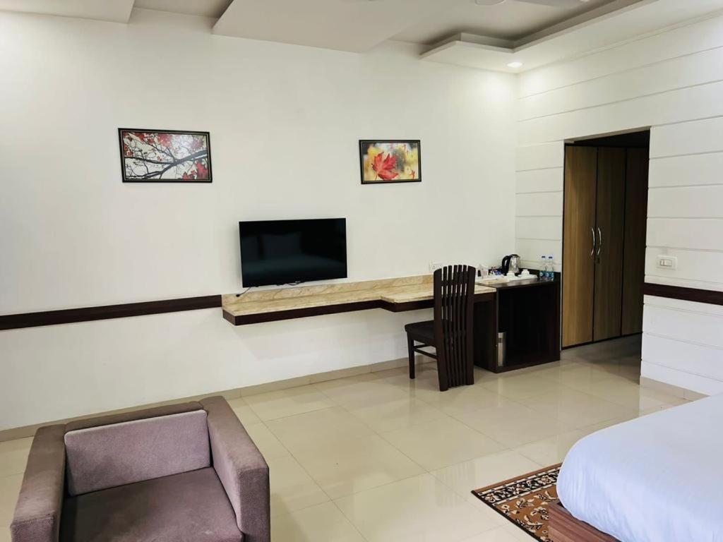 Hotel Whistling Greens Moga Extérieur photo