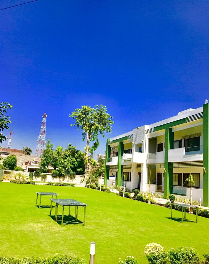 Hotel Whistling Greens Moga Extérieur photo