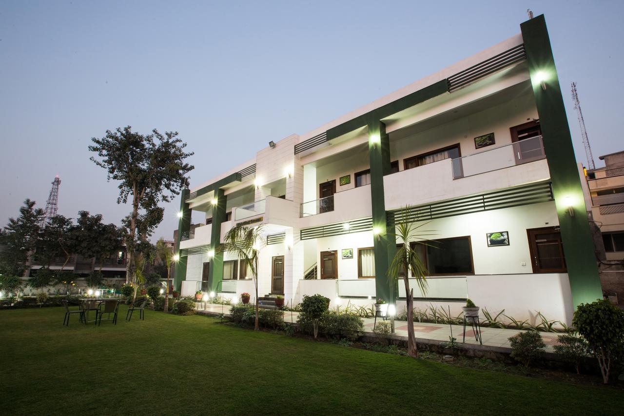 Hotel Whistling Greens Moga Extérieur photo