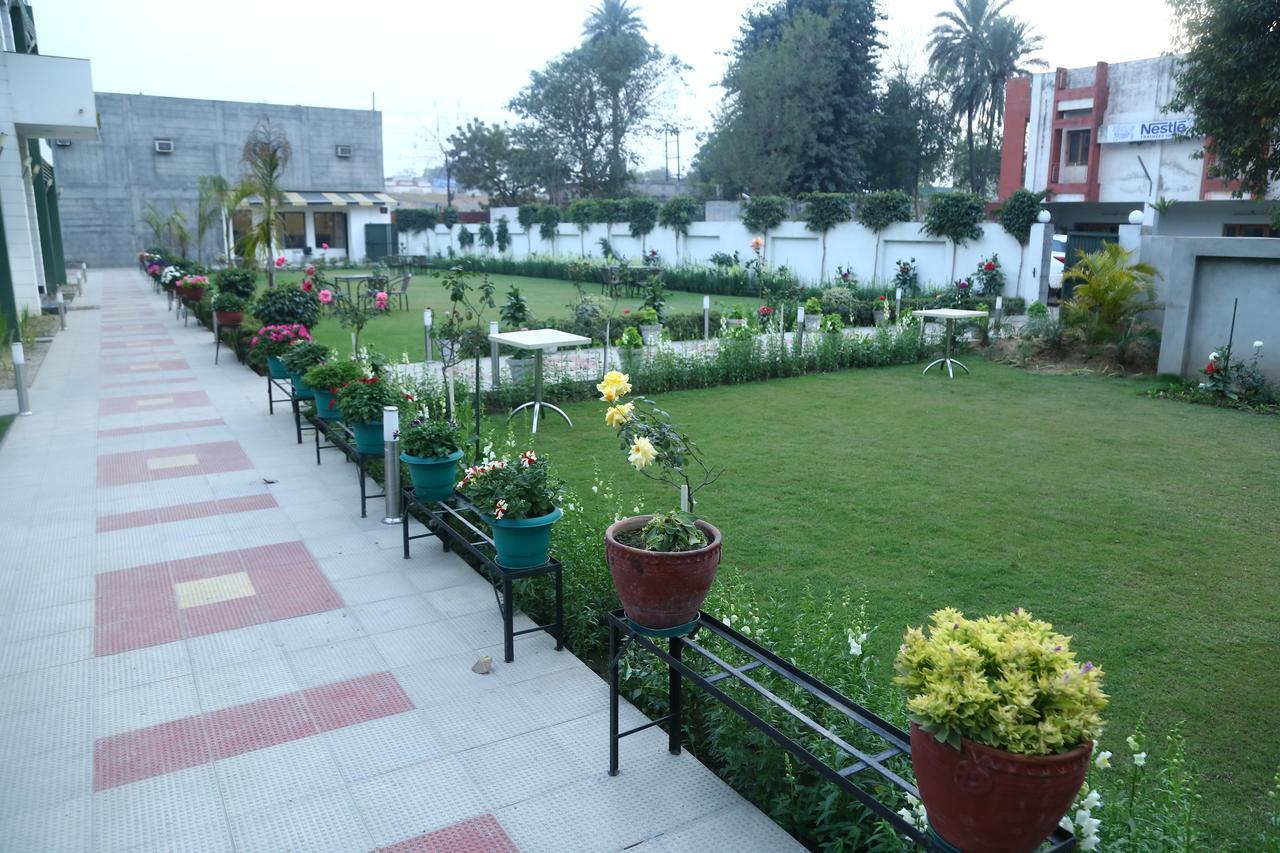 Hotel Whistling Greens Moga Extérieur photo