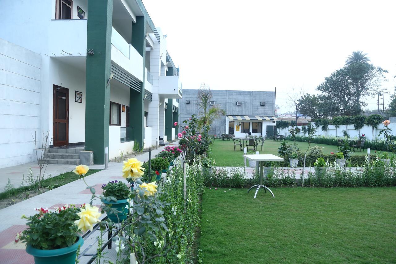 Hotel Whistling Greens Moga Extérieur photo